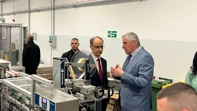 Premijer Đuro Macut u poseti fabrici”Prvi partizan “u Užicu